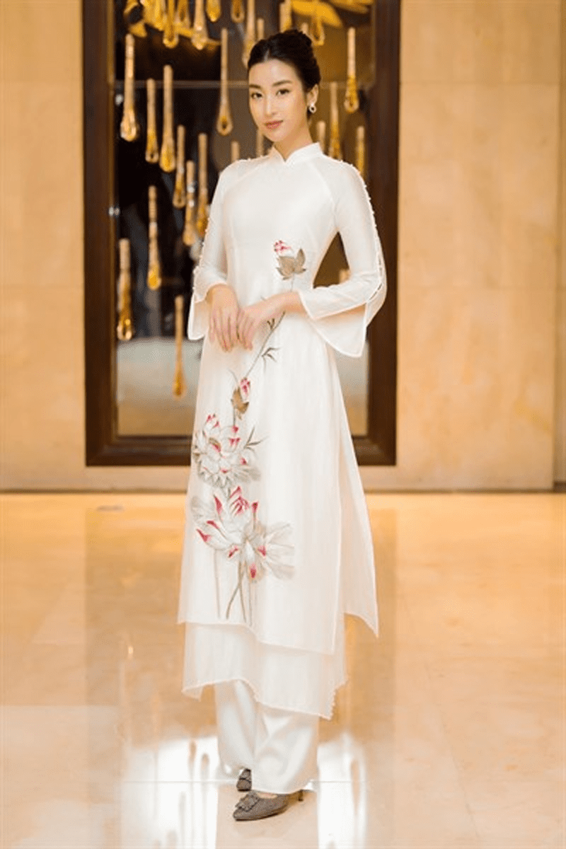 Áo dài - trang phục truyền thống của người dân Việt, là biểu tượng vẻ đẹp của phụ nữ Việt