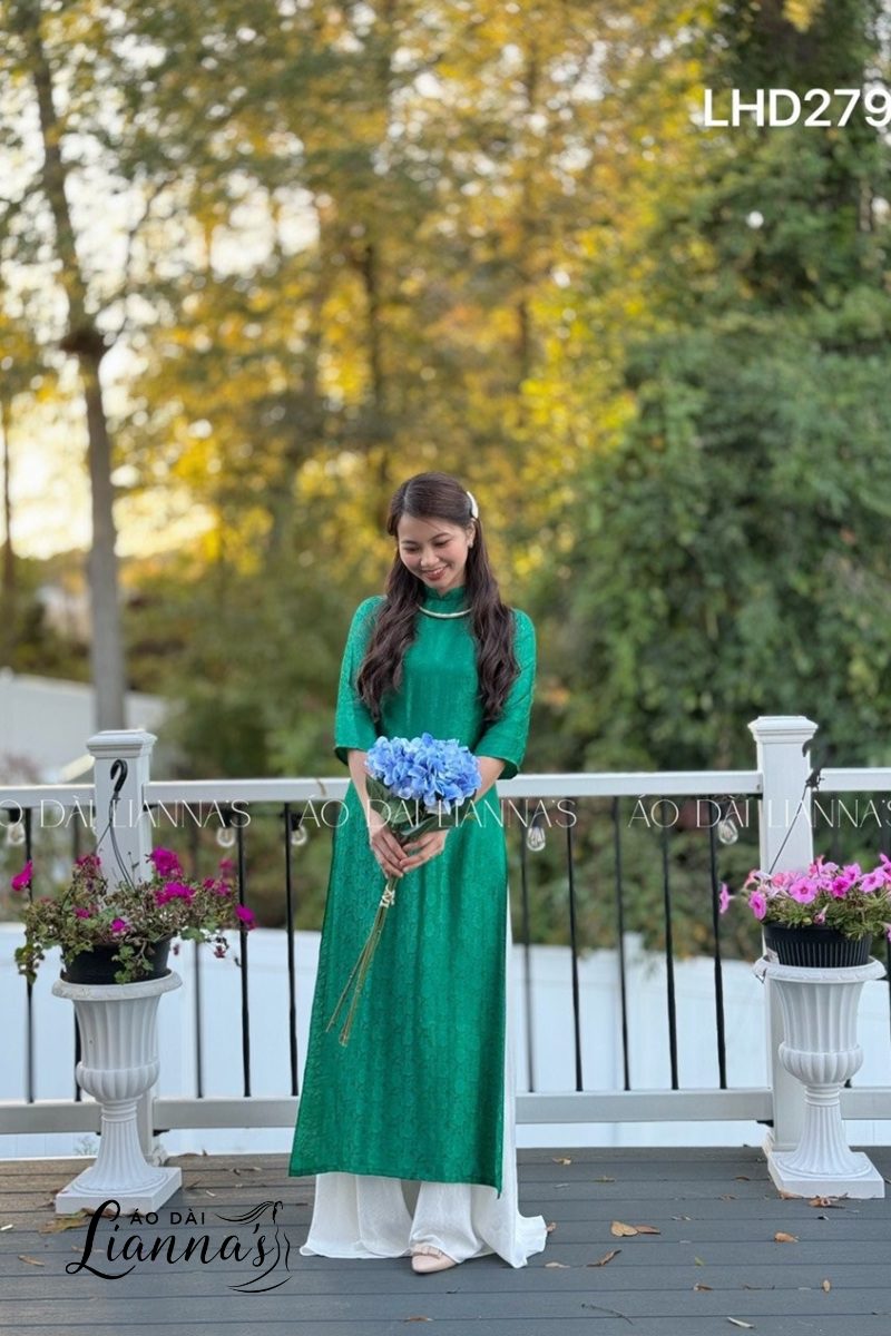 Mẫu áo lụa Hà Đông màu xanh phổ biến của Lianna