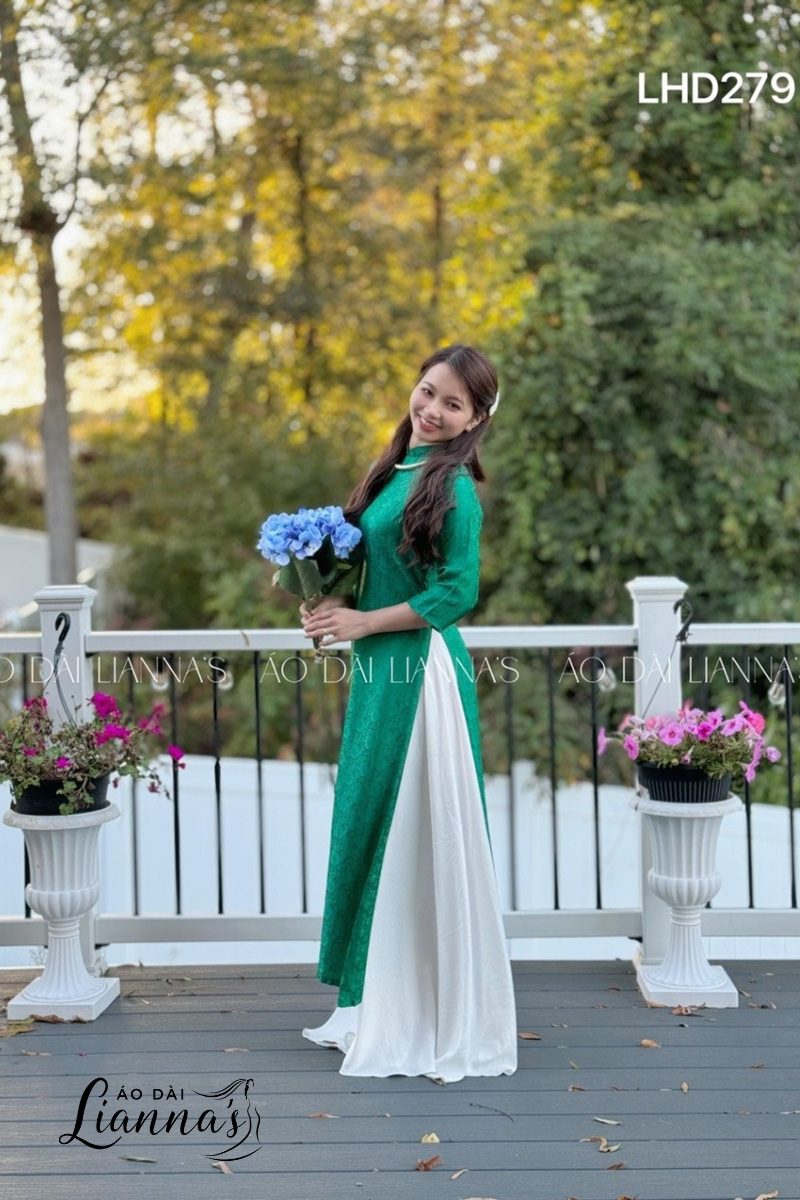 Mẫu áo lụa Hà Đông màu xanh phổ biến của Lianna