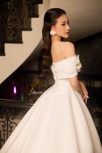 Váy cưới trễ vai màu trắng tùng kim sa mịn thắt eo - VC01 - NiNiStore 2024