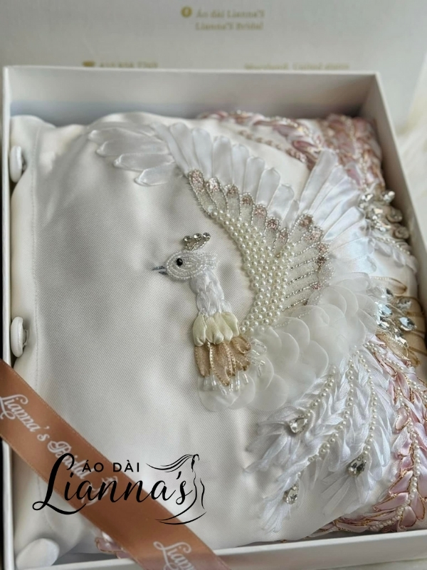  áo dài cưới cổ thuyền