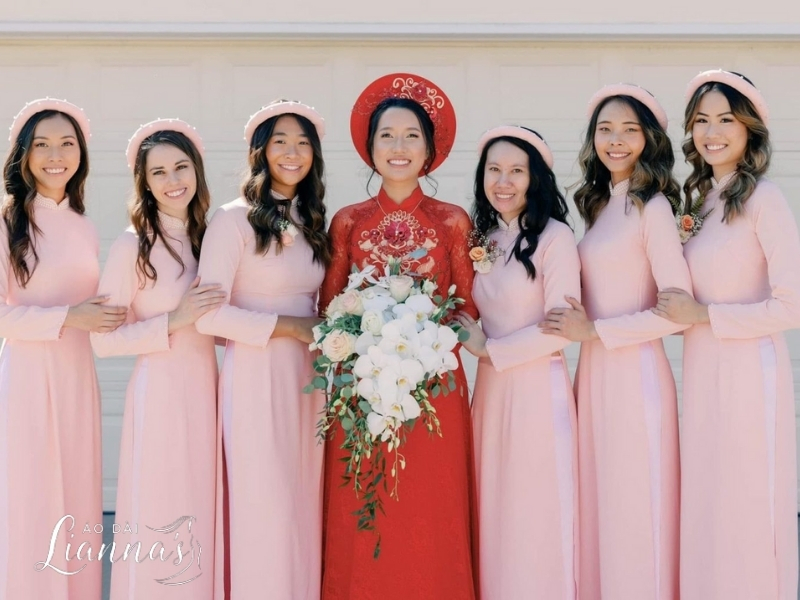 Gợi ý trang phục bê tráp đẹp cho cả nam và nữ trong lễ ăn hỏi Gợi ý trang phục bê tráp đẹp cho cả nam và nữ trong lễ ăn hỏi