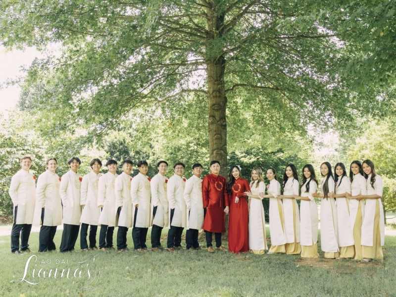 Gợi ý trang phục bê tráp đẹp cho cả nam và nữ trong lễ ăn hỏi Gợi ý trang phục bê tráp đẹp cho cả nam và nữ trong lễ ăn hỏi