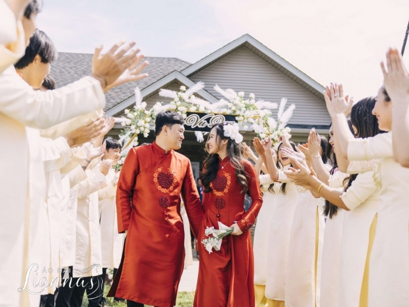 Gợi ý trang phục bê tráp đẹp cho cả nam và nữ trong lễ ăn hỏi Gợi ý trang phục bê tráp đẹp cho cả nam và nữ trong lễ ăn hỏi