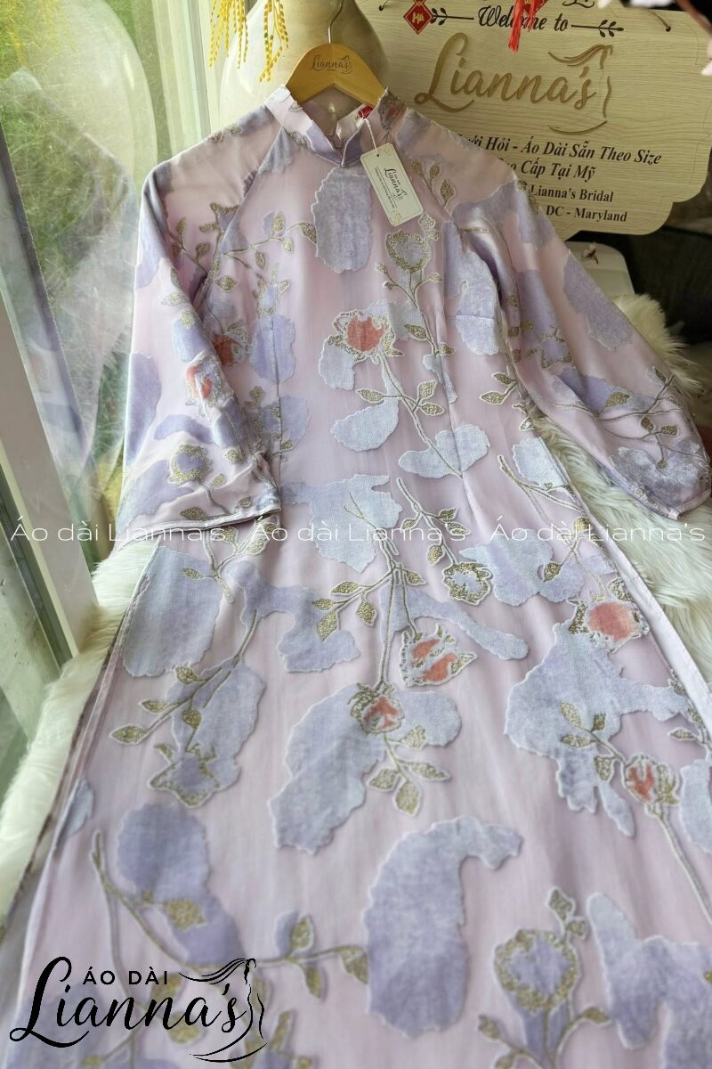 Áo dài màu tím pastel pha hồng phấn: Nét đẹp sương sớm đầy tinh tế cho nàng yêu phong cách thanh lịch áo dài màu tím pastel pha hồng phấn