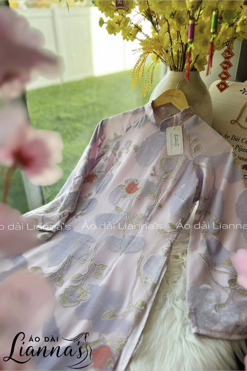 Áo dài màu tím pastel pha hồng phấn: Nét đẹp sương sớm đầy tinh tế cho nàng yêu phong cách thanh lịch áo dài màu tím pastel pha hồng phấn
