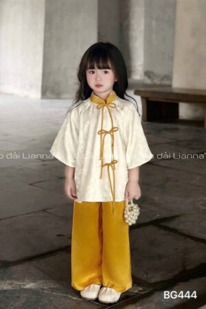 Bà ba bé gái tơ vàng thắt nơ