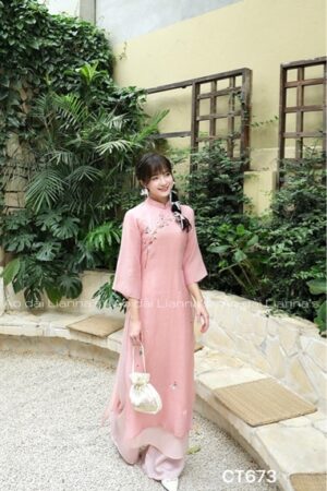 Áo dài cách Tân Hồng đỗ thêu hoa