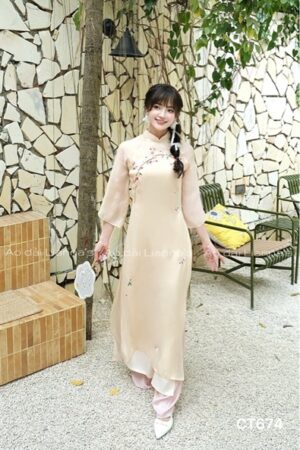 Áo dài cách Tân theu hoa tong kem be