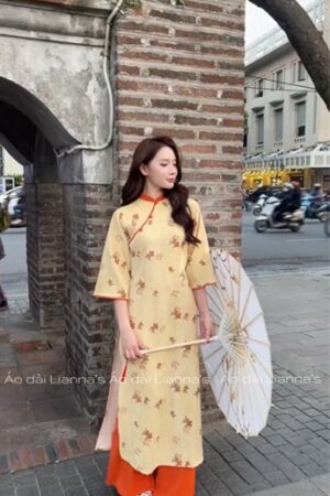 Áo dài nhung hoa vàng quan cam