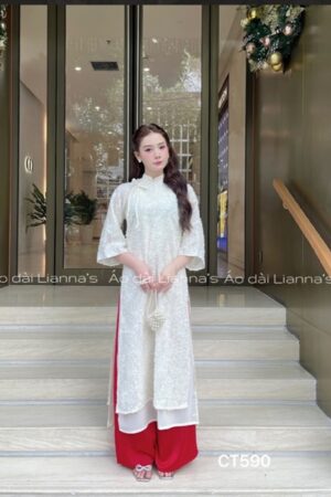 Áo dài cách tan lông hoa trang kem quan đỏ