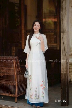 Áo dài cách Tân tơ trắng thêu hoa đỏ quan xanh