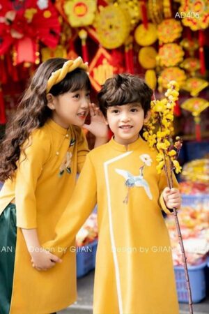 GD bé gái vàng thêu hoa ngực áo