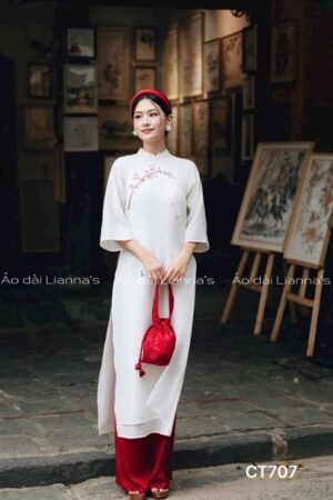 Áo dài cách tan trắng theu hoa