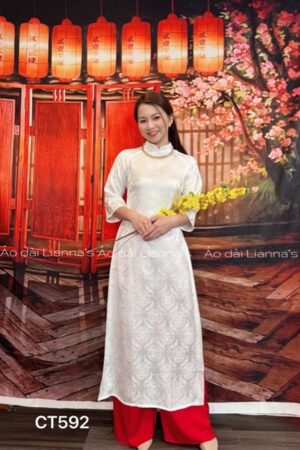 Áo dài cách tan gấm thọ trắng