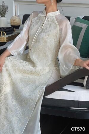 Áo dài cách tan hoa Hồng màu kem tay voan thắt nơ