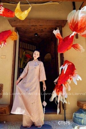 Áo dài cách tan linn cam đất thêu hoa
