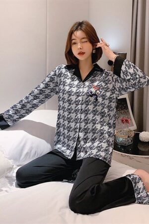 Hoạ tiết xám- quần đen