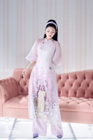 Ao dài cách Tân thiếu nữ giữa vườn hoa