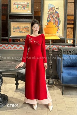 Áo dài nhung đỏ cổ thuyền kết hoa