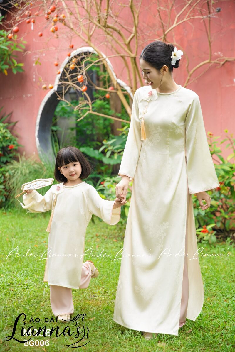 Tư vấn cách chọn áo dài cho mẹ và bé đẹp, sang và đồng điệu gia đình áo dài cho mẹ và bé