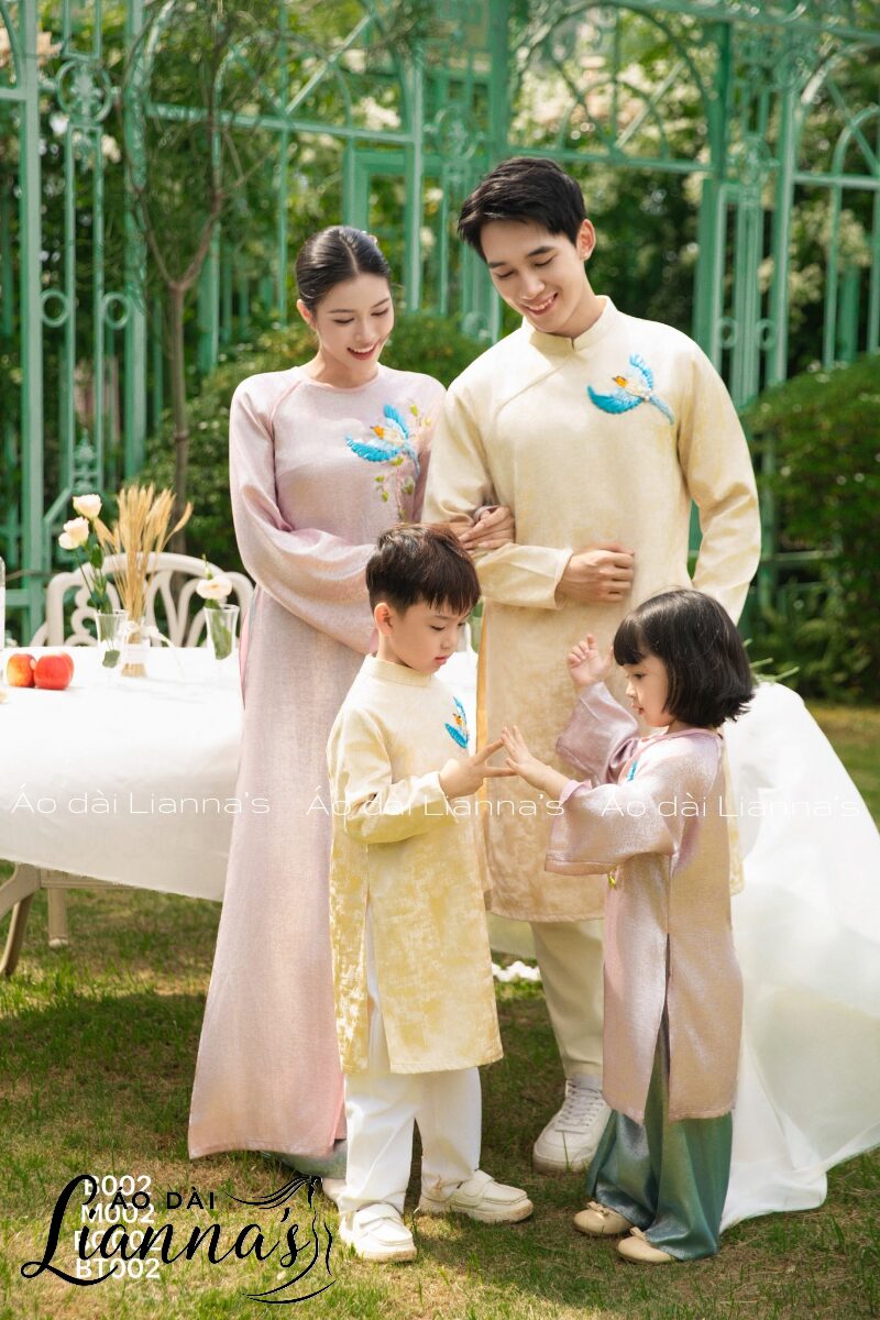 Xu hướng áo dài gia đình Tết 2025 cập nhật mới nhất áo dài gia đình tết 2025