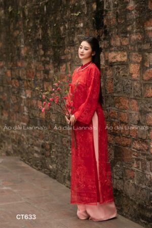 Áo dài đỏ họa tiết con lân