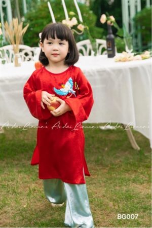 Áo dài bé gái đỏ gia đình Minh Tường