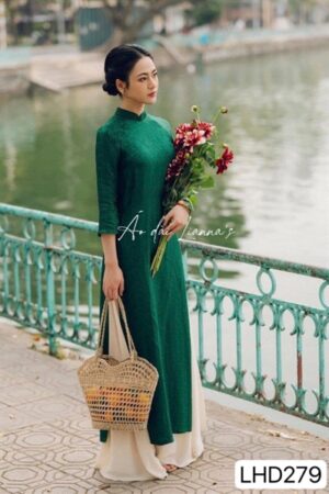 Áo dài form suông lụa hà đông xanh lá phối quần váy