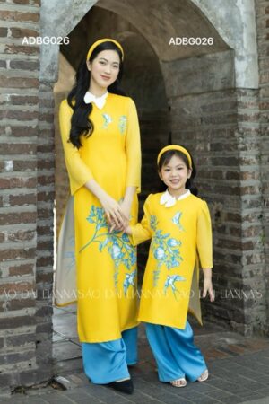 AD mẹ vàng nơ trắng cổ áo