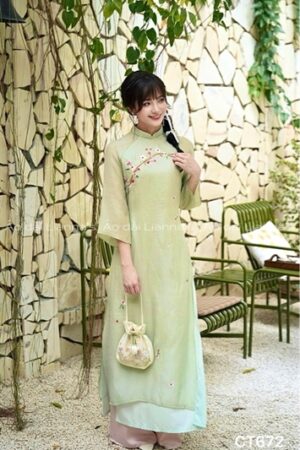 Áo dài cách tan xanh cốm theu hoa