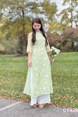 Áo dai suông hoa lá thêu tông màu xanh cốm