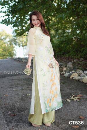 Áo dài cách tan xanh cốm chim công