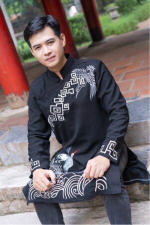 AD nam thêu cò màu đen