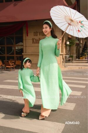 Áo dài mẹ xanh hoa cúc quan gấm