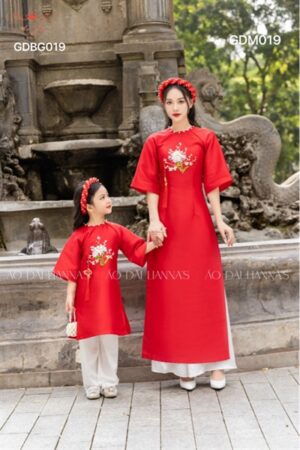 AD bé gái hoạ tiet đính kết _gia đình đỏ