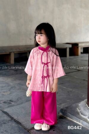 Bà ba bé gái tơ Hồng thắt nơ