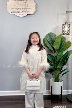 Áo dài bé gái trang kem tay lông vũ