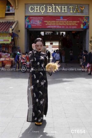 Áo dài đen hoan tiết thêu