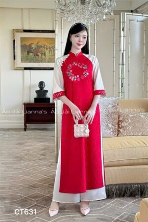 Áo dai đỏ thêu hoa vòng tròn