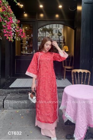 Áo dài đỏ cam họa tiet hoa va chuồng chuồng