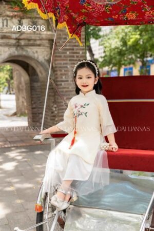 AD bé trắng kem tơ thêu hoa