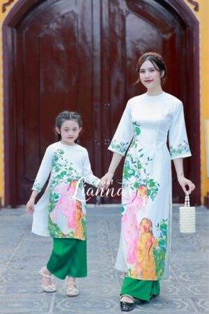 AD bé đón Tết ao trắng quần xanh