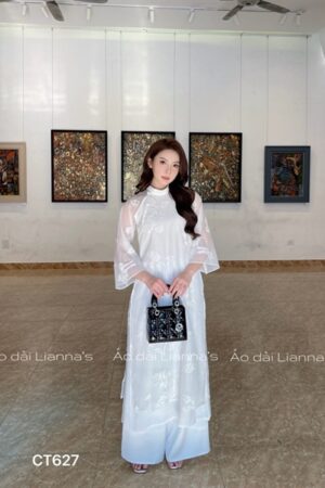 Áo dài trắng suông thêu hoa