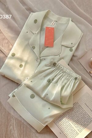 Lụa tay coc quan đùi bi xanh nền xanh lá