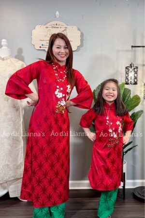 Áo dài mẹ gấm thọ đỏ thêu hoa quân gấm
