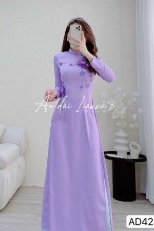Áo dài truyền thống kết hoa noi màu tím