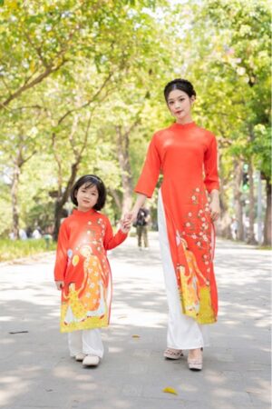 AD mẹ đón Tết đỏ quần trắng