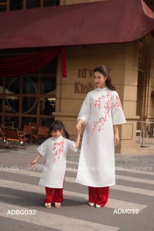 Áo dài mẹ trắng thêu hoa đỏ