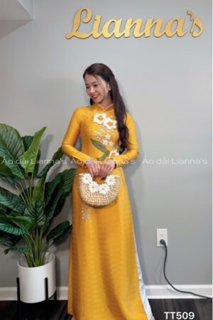 Áo dài vàng lụa Vân gỗ kết hoa